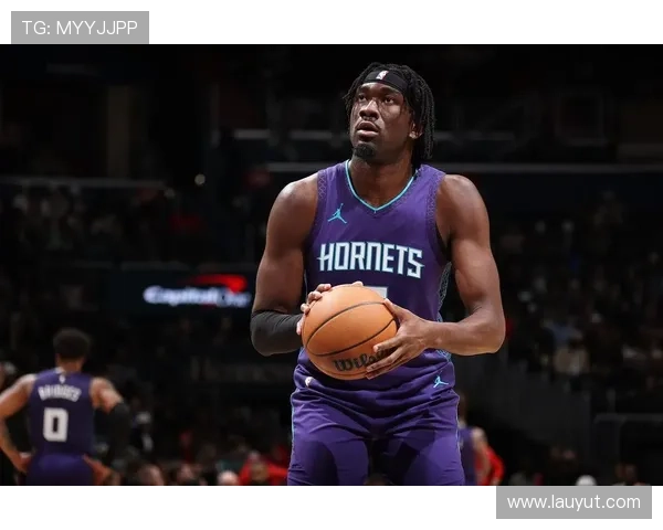 季前赛迎战湖人太阳队晒出布克马威帅气登机照引发关注